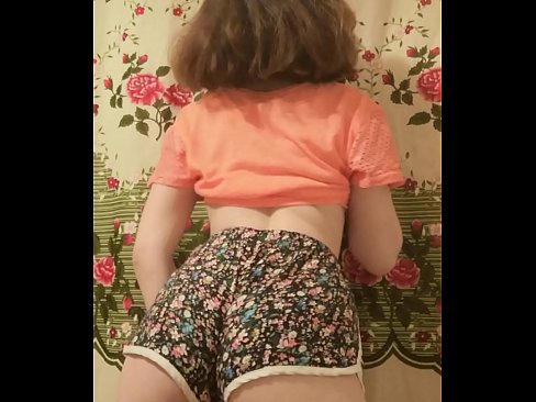 ❤️ Тачаангуй залуу бяцхан хүүхэн камер дээр шорт тайлж байна Порно видео манайд ☑