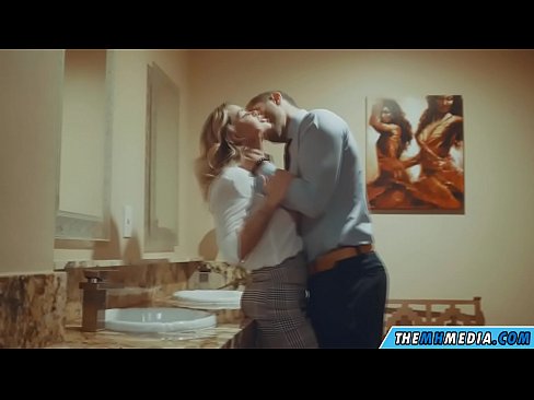 ❤️ Том биетэй шаргал үст таныг нийтийн бие засах газар уруу татах үед Порно видео манайд ☑